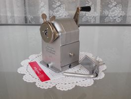 Original Caran D`Ache Spitzer 455 Spitzmaschine + Halterung